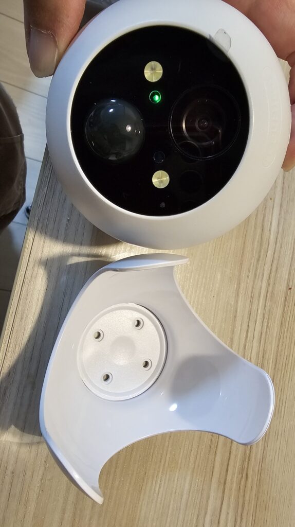 Switchbot屋外カメラ本体と、土台パーツを撮影した写真