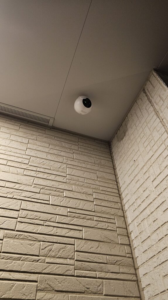 実際に取り付けられたSwitchbot屋外カメラの様子