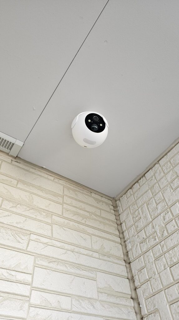 土台の向きを調整し、無事に画角への干渉がなくなった状態のSwitchbot屋外カメラ