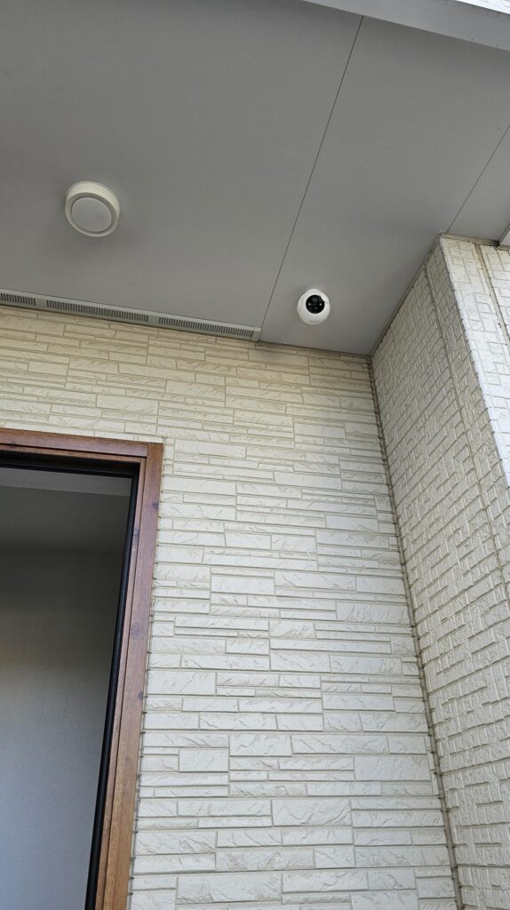 土台の角度調整後のSwitchbot屋外カメラを地上から撮影した様子。